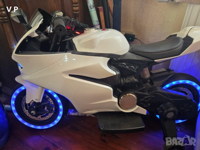 Детски бял електрически мотор със звуци и светлини