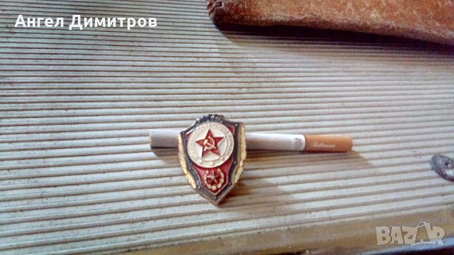Емайлиран знак на винт Отличник на съветската армия Курск, снимка 3 - Антикварни и старинни предмети - 35693199