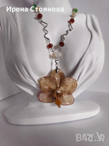 Нежно колие с естествен цвят на орхидея и епоксидна смола , снимка 3 - Колиета, медальони, синджири - 53664573