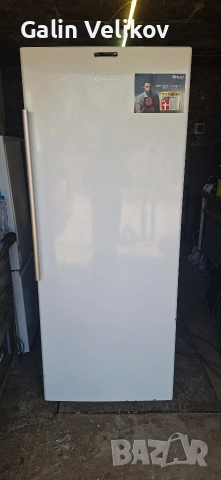 Продавам вертикален фризер Bauknecht