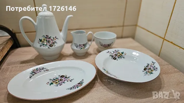 Порцеланови чайник, латиера, купичка, чиния за салата и дълбока чиния