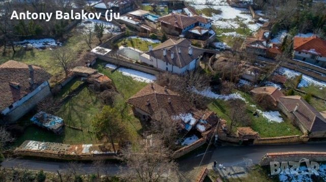 Къща с 2 декара двор , с. Арбанаси, снимка 2 - Къщи - 53192088