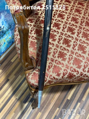 стар бастун с красив обков завършващ брадва