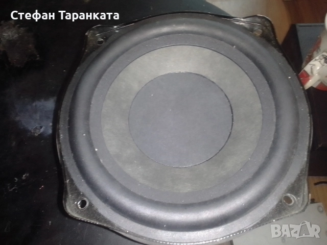 Басов говорител свалян от суббуфер със гумена гънка.