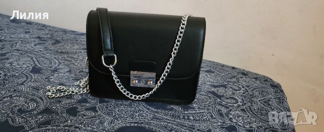 Малка черна дамска чантичка