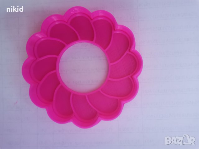 Цвете с дупка линцер пластмасов резец форма тесто фондан сладки, снимка 2 - Форми - 41947579