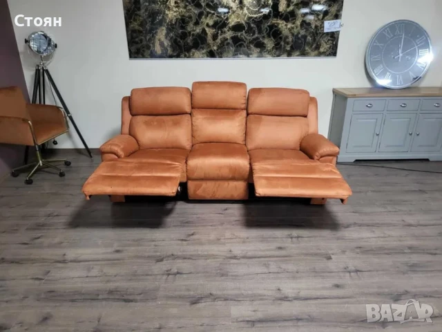 Оранжев диван от плат тройка "Gracie" с електрически релакс механизъм, снимка 2 - Дивани и мека мебел - 50648474