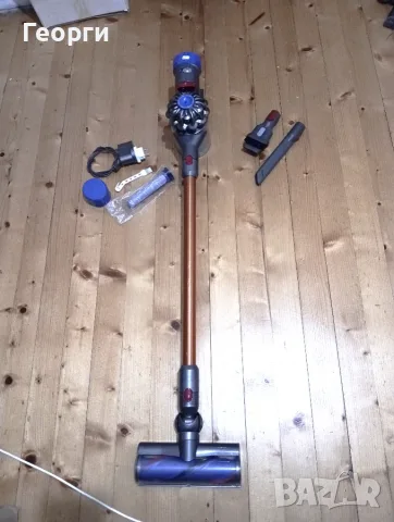 Много добра прахосмукачка Dyson V8 с нова батерия и аксесоари