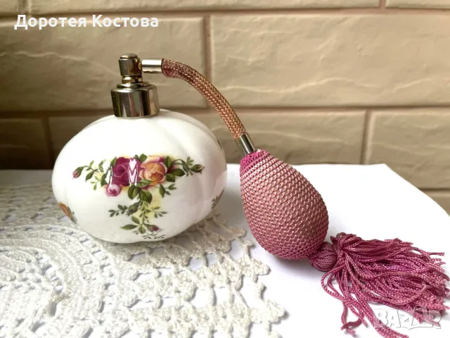 ROYAL ALBERT красиво порцеланово шишенце за парфюм от Англия