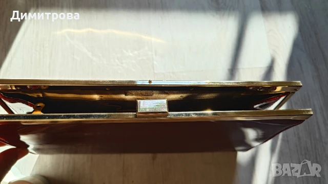 Елегантна дамска чанта от червен лак и златисто закопчаване, снимка 5 - Чанти - 51154509