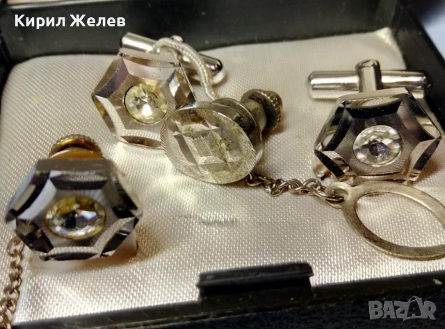 MONARCH Стар ЛУКСОЗЕН КОМПЛЕКТ БУТОНЕЛИ с 2 ИГЛИ За ВРАТОВРЪЗКИ с ФАСЕТИРАНИ КРИСТАЛИ 19014, снимка 7 - Антикварни и старинни предмети - 51371677