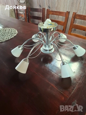 Продавам полилей с шест крушки G9. 