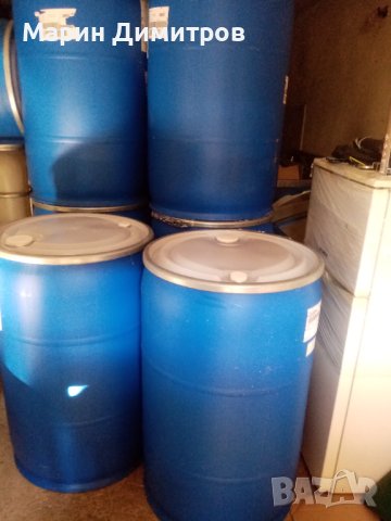 Продавам пл.бидони 220л.
