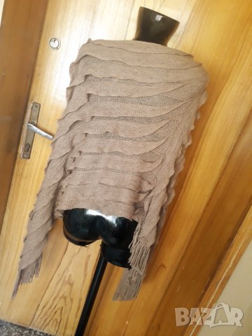 Бежово вълнено пончо с ресни Стандартен размер, снимка 3 - Жилетки - 34626109