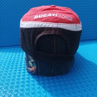 Червена шапка с козирка Ducati Corse, снимка 3 - Шапки - 41376722