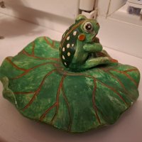 Сувенир фигурка жаба върху листо, снимка 5 - Декорация за дома - 40325248