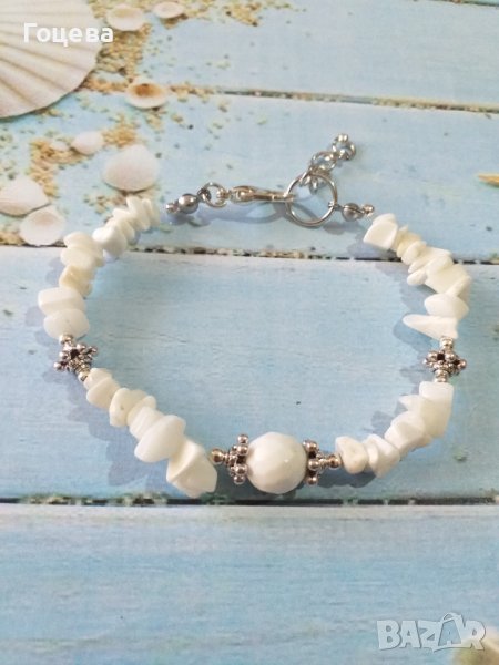 Прекрасна нежна гривна с бял кварц и бял Ахат и красиви орнаменти в цвят Сребро , снимка 1