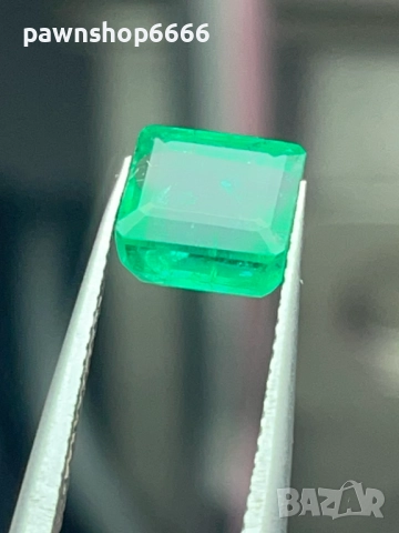Продавам естествен изумруд  2.15 карата демонтиран от златни обеци.