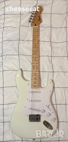 Продавам електрическа китара Fender Squier Stratocaster