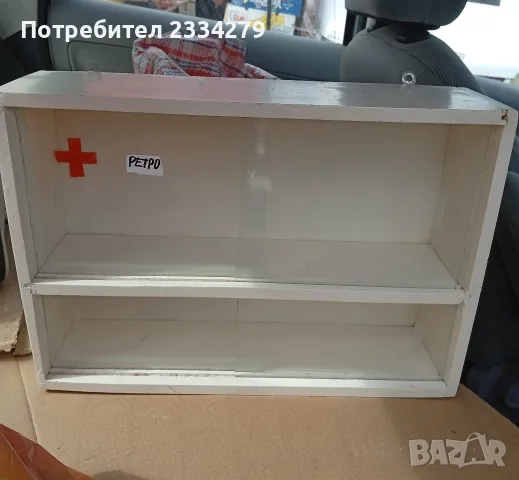 Стара ретро аптечка закачаща се на стена