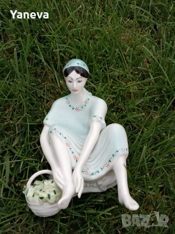Vintage порцеланова статуетка на дама с кошница в седнала поза, снимка 8 - Статуетки - 51912759