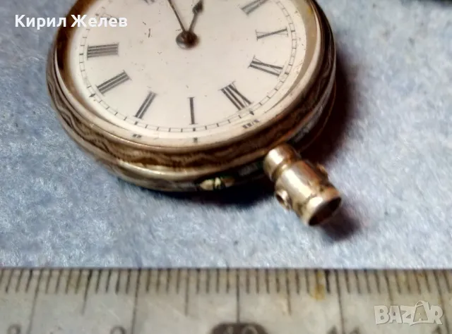 Стар ШВЕЙЦАРСКИ СРЕБЪРЕН ДЖОБЕН ЧАСОВНИК СРЕБРО 935 с РЪЧНО ОРНАМЕНТИРАН КАПАК 48870, снимка 7 - Джобни - 48034553