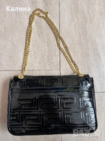 ЧИСТО НОВА Дамска лачена чанта VERSACE, снимка 4 - Чанти - 49972945