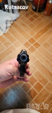 Продавам револвер „Смит и Уесън”, снимка 3 - Бойно оръжие - 49439175