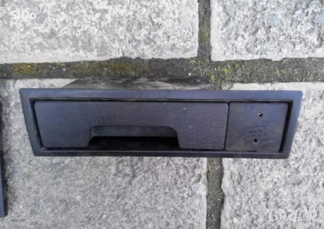 Оригинален пепелник за таблото (мястото на средните духалки за парното) за Голф 2!