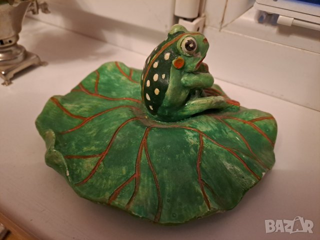 Сувенир фигурка жаба върху листо, снимка 5 - Декорация за дома - 40325248