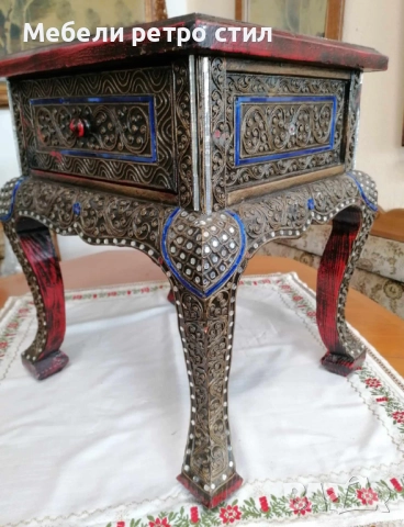  Малко, ориенталско шкафче  с едно чекмедже декорации и наситени орнаменти. , снимка 4 - Шкафове - 51795195