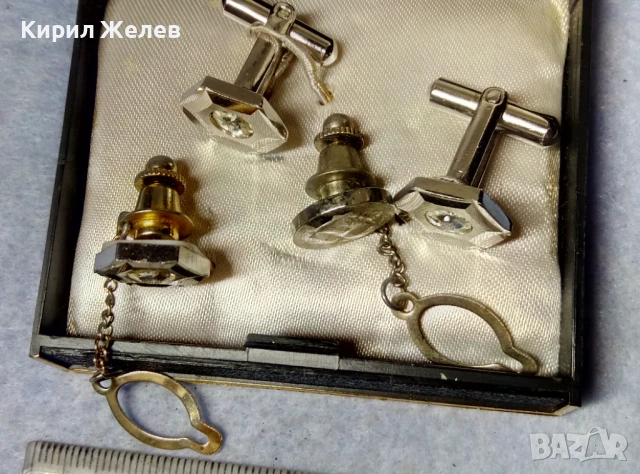 MONARCH Стар ЛУКСОЗЕН КОМПЛЕКТ БУТОНЕЛИ с 2 ИГЛИ За ВРАТОВРЪЗКИ с ФАСЕТИРАНИ КРИСТАЛИ 19014, снимка 4 - Антикварни и старинни предмети - 51371677