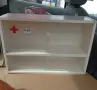 Стара ретро аптечка закачаща се на стена, снимка 1