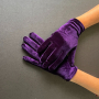 Елегантни къси дамски ръкавици от лилав плюш 8648, снимка 1 - Ръкавици - 44290651