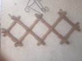 Старинна дървена закачалка (тип хармоника), снимка 1 - Антикварни и старинни предмети - 39794840