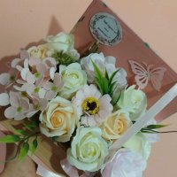 Кутия книга със тринайсет нежни сапунени цветя , снимка 1 - Подаръци за жени - 40950994