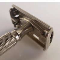 Самобръсначка GILLETTE SAFETY RAZOR Made IN ENGLAND От-60 години По Случай Коронясването на Кралица , снимка 4 - Антикварни и старинни предмети - 41659929