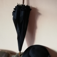 Дамски чадър и шапка и чанта много стари в добро състояние,носени от Английски аристократки., снимка 2 - Антикварни и старинни предмети - 39642595