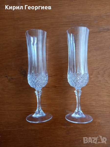 Две Кристални чаши за шампанско на столче с ефектни орнаменти., снимка 1