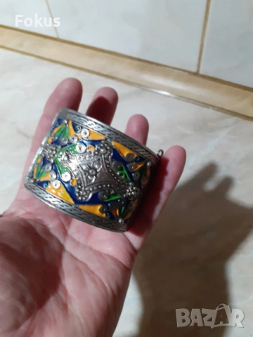 Страхотна голяма метална гривна с емайл и щифт за носия, снимка 3 - Антикварни и старинни предмети - 53340642