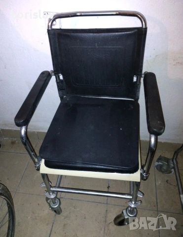 Инвалиден тоалетен стол