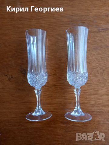 Две Кристални чаши за шампанско на столче с ефектни орнаменти.