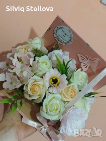 Кутия книга със тринайсет нежни сапунени цветя , снимка 1 - Подаръци за жени - 40950994