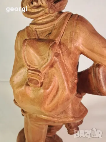 дървена статуетка ловец с куче авторска дърворезба 24/5, снимка 10 - Статуетки - 49588360