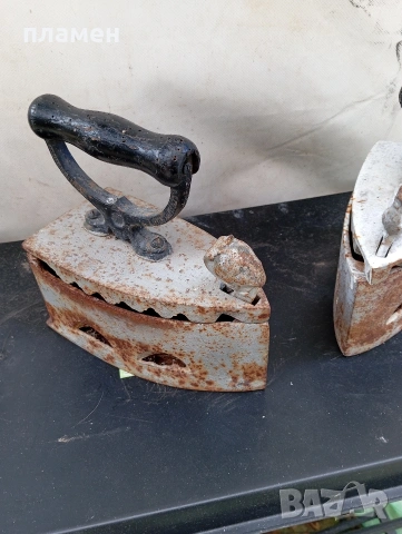 Продавам стари ютии използвани за гладене ,нямат счупено,два броя., снимка 3 - Антикварни и старинни предмети - 53108289