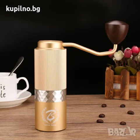 Златиста ръчна кафемелачка Barista Space Premium Hand Grinder.