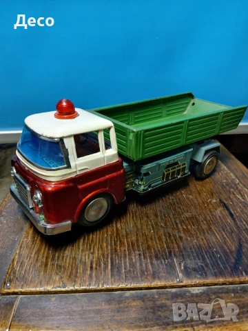 Стара ламаринена китайска играчка самосвал.