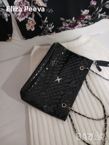Черна лачена чанта, снимка 6 - Чанти - 53222487