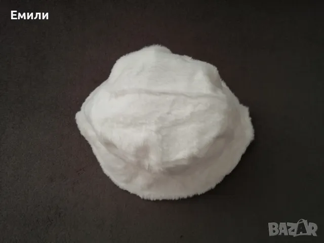 Дамска пухкава шапка в бял цвят, снимка 11 - Шапки - 48145973