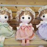 Мека детска кукла с рокля и шапка в нежни цветове 45 см, снимка 3 - Плюшени играчки - 44733191
